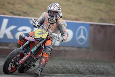 Mit der Supermoto-Maschine kennt Kevin Würterle die Sandbahn