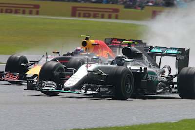 Max Verstappen (hinten) gegen Nico Rosberg