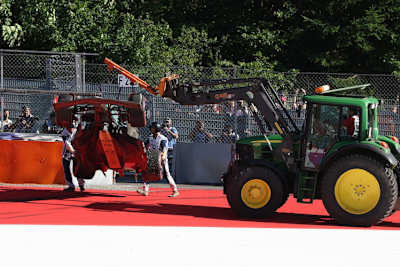 Der Silberpfeil von George Russell musste nach dem Abflug abgeschleppt werden