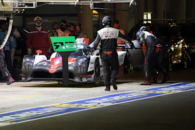 Der Toyota TS050 Hybrid wird auch in Bahrain wieder bei Dunkelheit die Box anlaufen