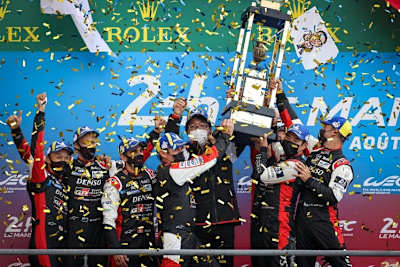 Großer Jubel bei Toyota auf dem Podium zu den 24h Le Mans 2021