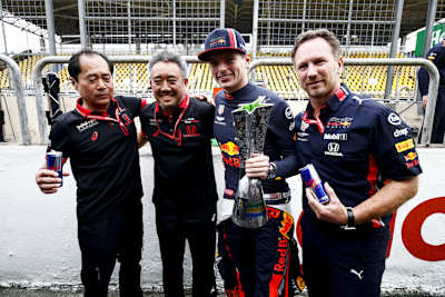 Von links: Honda-F1-Technikchef Toyoharu Tanabe, Honda-Rennchef Masashi Yamamoto, Max Verstappen und Red Bull Racing-Teamchef Christian Horner