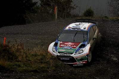 Latvala kämpft sich in Wales zur Spitze.