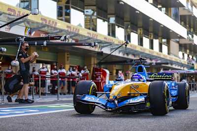 Fernando Alonso mit dem 2005er Renault in Abu Dhabi