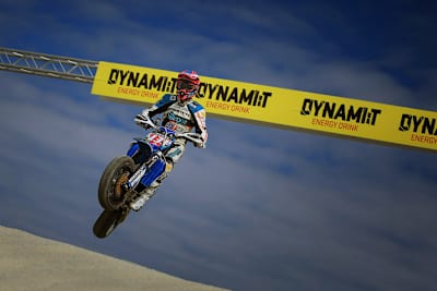 Mauno Hermunen fährt und fliegt den Gegnern in Estland davon