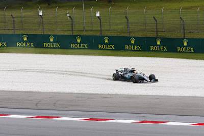 Lewis Hamiton bretterte am Nachmittag durchs Kies