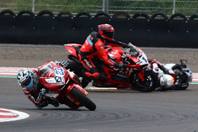 Marcel Schrötter wurde Vierter – im Hintergrund räumt Bulega van Straalen ab