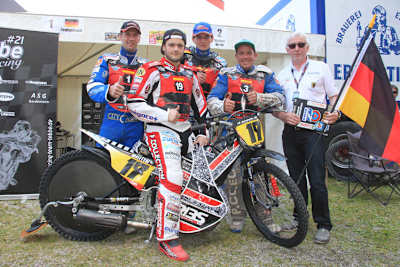 Ex-Weltmeister Erik Riss (auf dem Motorrad) verzichtet auf die Team-WM