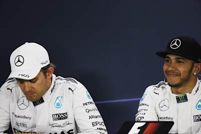 Die Körpersprache zwischen Rosberg und Hamilton nach dem Abschlusstraining von China