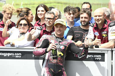 Sam Lowes wechselt in die Superbike-WM – links hinten neben ihm steht seine Frau Marina Rossi
