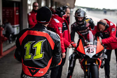 Sandro Cortese (11) mit Scott Redding (45)