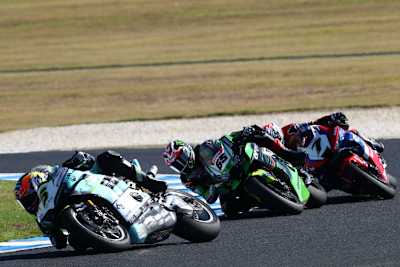 Philipp Öttl vor Johnny Rea und Iker Lecuona