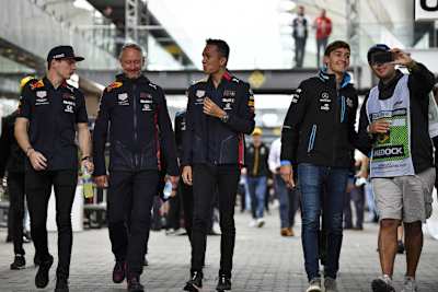 Max Verstappen (ganz links) und George Russell (Zweiter von rechts) haben am meisten überzeugt