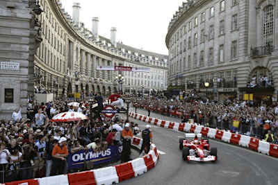 Luca Badoer mit seinem Ferrari bei der Formel-1-Veranstaltung 2004 in London