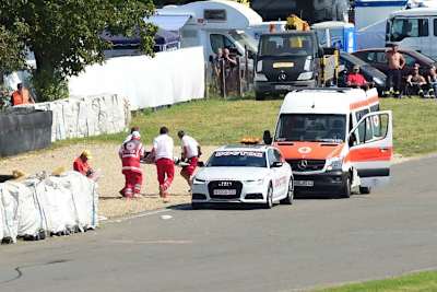 Kev Coghlan wird nach seinem schweren Unfall ins Krankenhaus transportiert