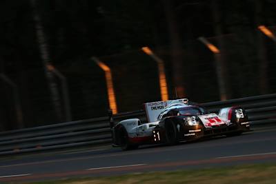 Führt die 24h von Le Mans an: Der Porsche 919 Hybrid von Jani, Lotterer und Tandy