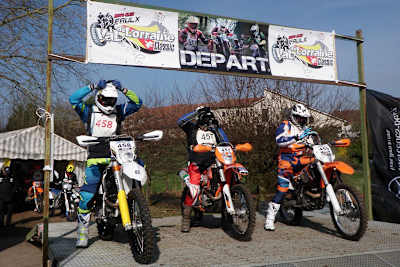 Auf der Enduro-Startrampe: Den Unterschied zwischen Streckenstrafzeit und Sonderprüfungszeit und noch viel mehr erklärt unsere Multimedia-Reportage