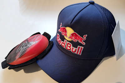 Kappe und Knieschleifer hat Toprak für uns signiert