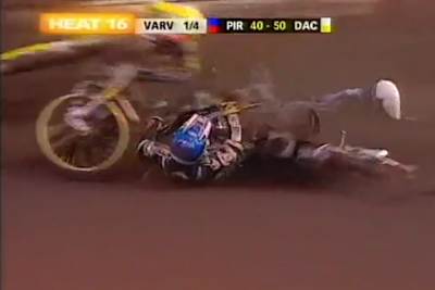 Kurz danach flog Andersen (li.) über den Zaun