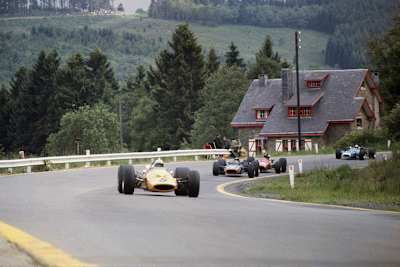 Bruce McLaren fährt 1968 dem Sieg in Spa-Francorchamps entgegen