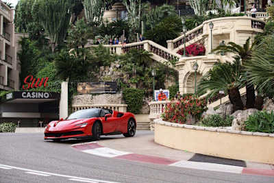 Charles Leclerc pfeffert den SF90 Stradale durch die Strassen von Monte Carlo