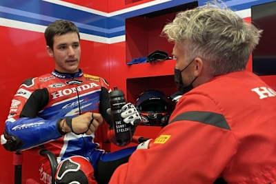 Leon Camier ist ein wichtiger Gesprächspartner für Superbike-Rookie Iker Lecuona