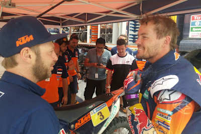 KTM-Teammanager Alex Doringer mit Sieger Toby Price