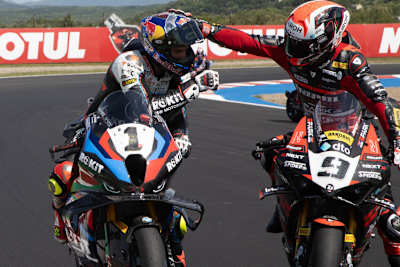 Weltmeister Toprak Razgatlioglu (li.) mit seinem BMW-Nachfolger Danilo Petrucci