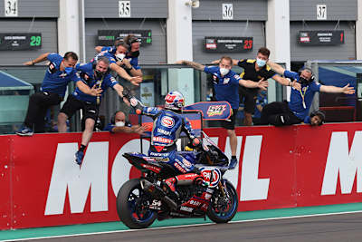 Sieger Toprak Razgatlioglu klatschte seine Crew ab