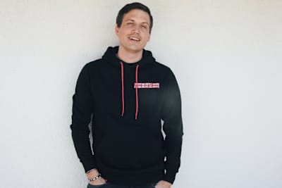 Stylisch und funktional: Im exklusiven SPEEDWEEK.com-Hoodie sieht jeder Fan gut aus