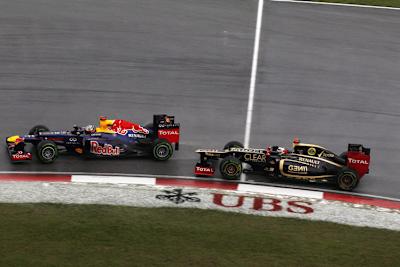 Vettel im Duell mit dem Lotus von Kimi Räikkönen