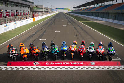 Zumindest Marcs Repsol-Honda mit der #93 war beim Fototermin vor dem Katar-GP dabei