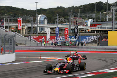 Daniel Ricciardo in Sotschi vor Kimi Räikkönen