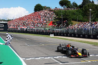 Max Verstappen feierte in Imola beim 400. GP-Einsatz seines Red Bull Racing Teams seinen 65. GP-Sieg