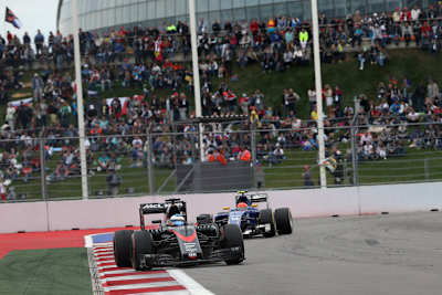 Fernando Alonso (McLaren-Honda) in Sotschi vor Felipe Nasr (Sauber)