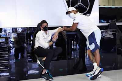 Mercedes-Motorsportdirektor Toto Wolff mit Lewis Hamilton