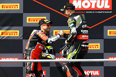 Alvaro Bautista (li.) gratulierte Jonathan Rea