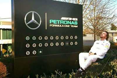 In den sozialen Medien wird mit Augenzwinkern spekuliert, wer sich bei Mercedes für die Rosberg-Nachfolge empfiehlt