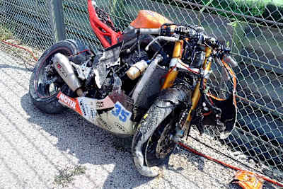 An der Triumph war nach dem Misano-Sturz nichts mehr ganz