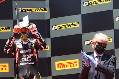 Philipp Öttl bekam den Pokal von FIM-Chef Jorge Viegas