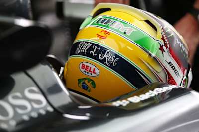 Lewis Hamilton mit seinem Knicks vor Ayrton Senna