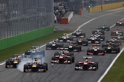 Vettel verraucht einen Vorderreifen, Mark Webber liegt im toten Winkel