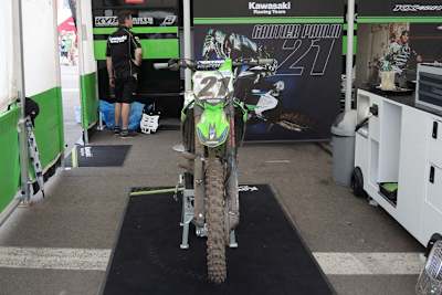 Das Sturz-Motorrad von Gautier Paulin im Teamzelt des Kawasaki Racing Team