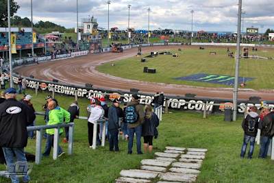 Viele Fans wunderten sich, dass die Bahn vor dem Rennen nicht abgedeckt wurde