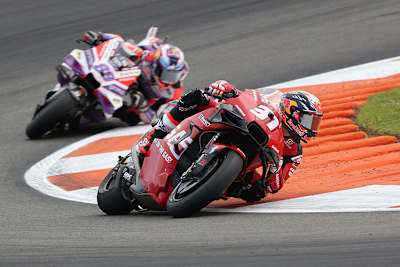 Pedro Acosta (31) vor dem Vizeweltmeister Jorge Martin