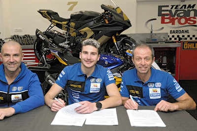 Lorenzo Baldassarri (Mitte) mit Teamchef Fabio Evangelista (re.)