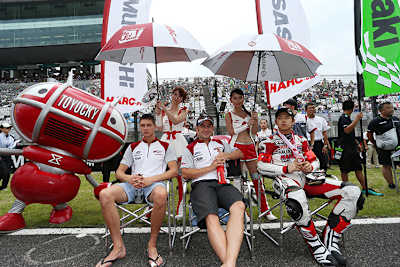 Leon Haslam (Mitte) bei seinem zweiten Suzuka-Sieg 2014