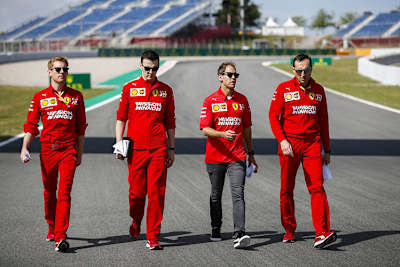 Sebastian Vettel mit seinen Technikern beim Pistenrundgang