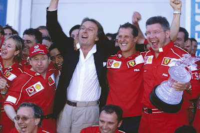Das Dream-Team von Ferrari: Teamchef Jean Todt (mit Kappe), Ferrari-Präsident Luca Montezemolo (Anzug), Michael Schumacher, Ross Brawn (mit Pokal), unten Motorenchef Martinelli und Sportchef Domenicali