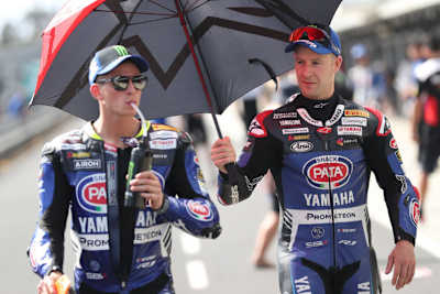 Die Yamaha-Werksfahrer Andrea Locatelli (li.) und Jonathan Rea